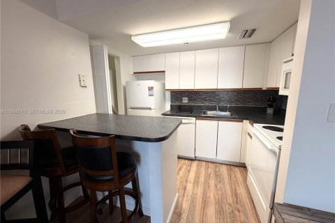 Condo in Miami, Florida, 1 bedroom  № 2023790 - photo 7