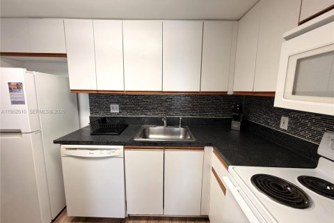 Condo in Miami, Florida, 1 bedroom  № 2023790 - photo 8