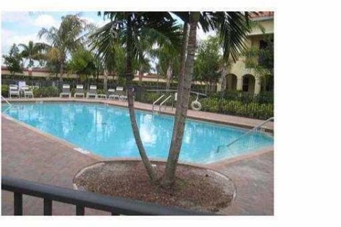 Adosado en alquiler en West Palm Beach, Florida, 2 dormitorios, 100.89 m2 № 1161929 - foto 1