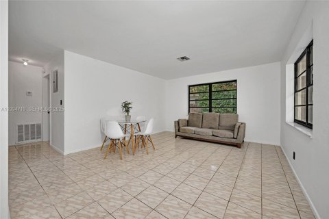 Casa en alquiler en Fort Lauderdale, Florida, 2 dormitorios, 83.61 m2 № 1992921 - foto 5