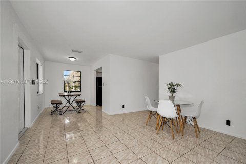 Casa en alquiler en Fort Lauderdale, Florida, 2 dormitorios, 83.61 m2 № 1992921 - foto 4
