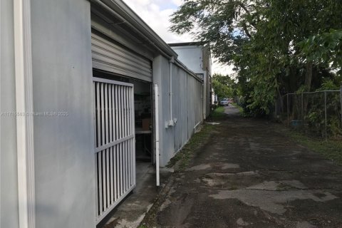 Купить коммерческую недвижимость в Майами, Флорида № 2035858 - фото 12