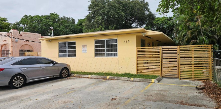 Appartement à North Miami, Floride 3 pièces, 18.58 m2 № 2406086