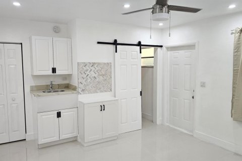 Appartement à louer à North Miami, Floride: 3 pièces, 18.58 m2 № 2406086 - photo 3