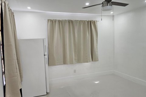 Appartement à louer à North Miami, Floride: 3 pièces, 18.58 m2 № 2406086 - photo 4