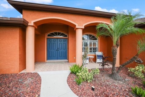 House in Port Charlotte, Florida 3 bedrooms, 172.98 sq.m. № 2208261 - photo 3