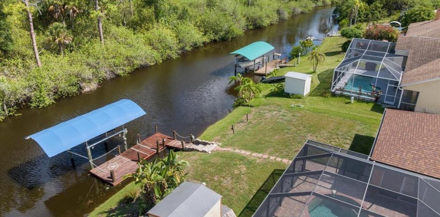 House in Port Charlotte, Florida 3 bedrooms, 172.98 sq.m. № 2208261