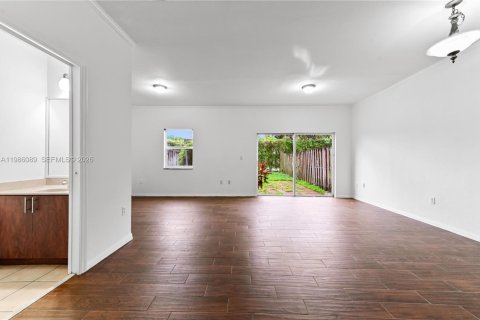 Touwnhouse à louer à Miramar, Floride: 3 chambres, 143.91 m2 № 2047638 - photo 9