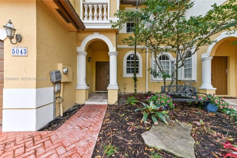 Touwnhouse à louer à Miramar, Floride: 3 chambres, 143.91 m2 № 2047638 - photo 4