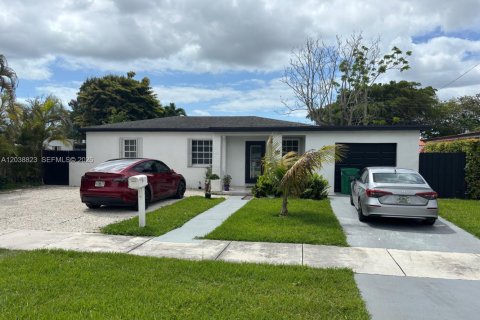 Villa ou maison à Miami, Floride 5 chambres, 188.59 m2 № 2240539