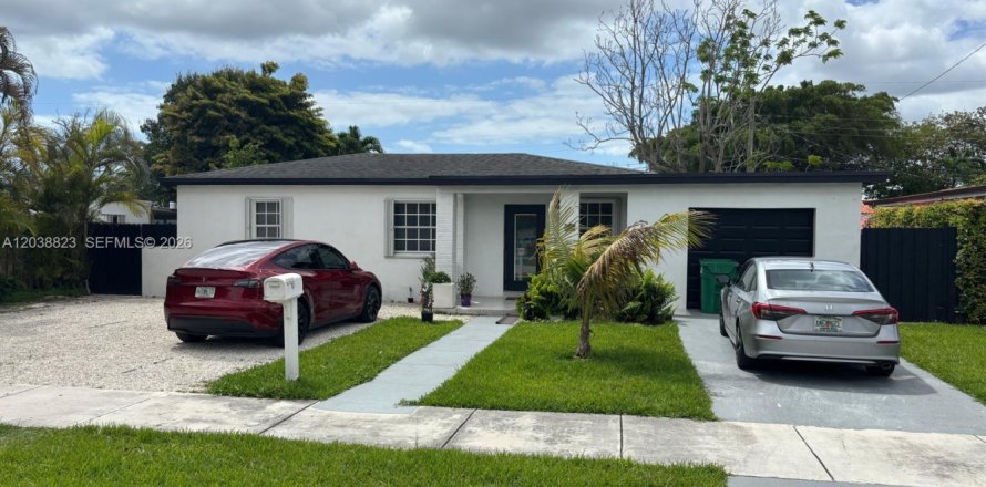 Villa ou maison à Miami, Floride 5 chambres, 188.59 m2 № 2240539
