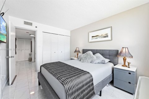 Condo in North Miami Beach, Florida, 2 bedrooms  № 2001772 - photo 20
