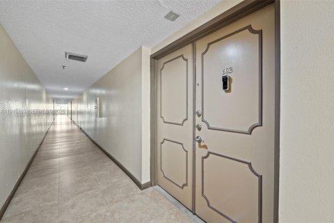 Condo in North Miami Beach, Florida, 2 bedrooms  № 2001772 - photo 5