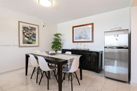 Condo in North Miami Beach, Florida, 2 bedrooms  № 2001772 - photo 14