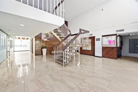 Condo in North Miami Beach, Florida, 2 bedrooms  № 2001772 - photo 4