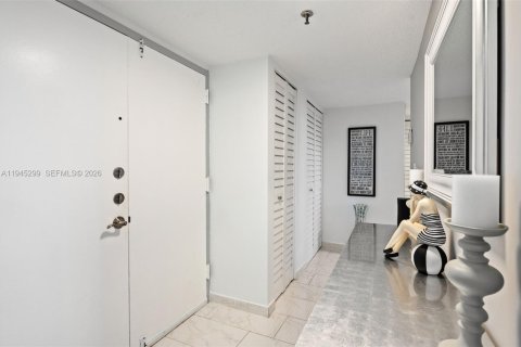 Condo in North Miami Beach, Florida, 2 bedrooms  № 2001772 - photo 6