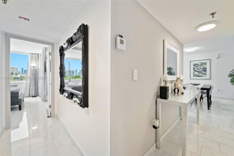 Condo in North Miami Beach, Florida, 2 bedrooms  № 2001772 - photo 8