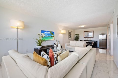 Condo in North Miami Beach, Florida, 2 bedrooms  № 2001772 - photo 11