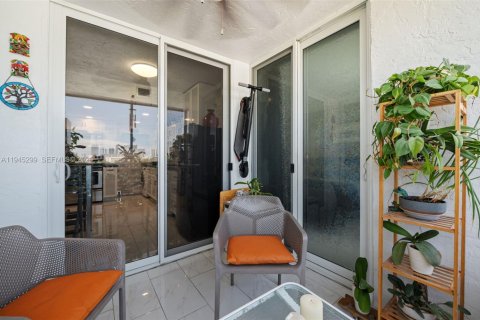 Condo in North Miami Beach, Florida, 2 bedrooms  № 2001772 - photo 18