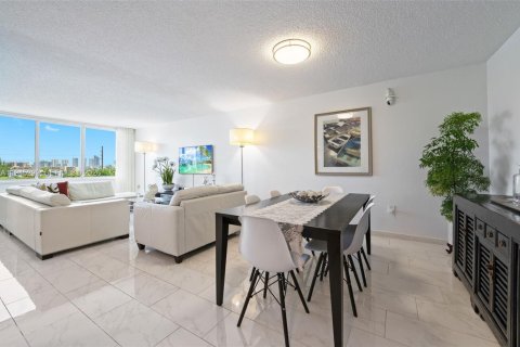 Condo in North Miami Beach, Florida, 2 bedrooms  № 2001772 - photo 13