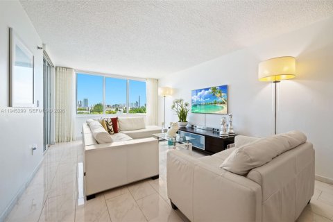 Condo in North Miami Beach, Florida, 2 bedrooms  № 2001772 - photo 9