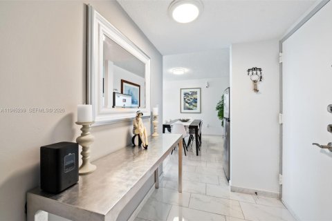 Condo in North Miami Beach, Florida, 2 bedrooms  № 2001772 - photo 7