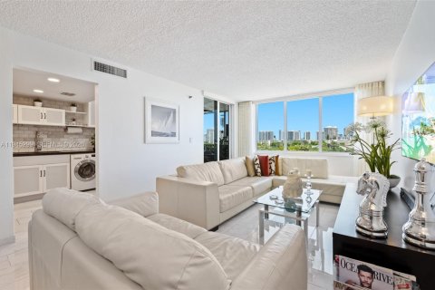 Condo in North Miami Beach, Florida, 2 bedrooms  № 2001772 - photo 10