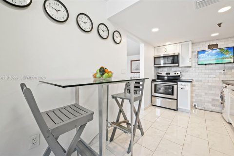 Condo in North Miami Beach, Florida, 2 bedrooms  № 2001772 - photo 16