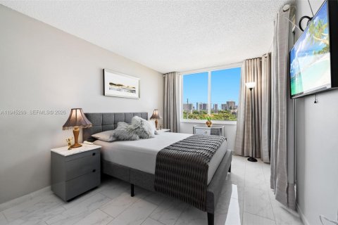 Condo in North Miami Beach, Florida, 2 bedrooms  № 2001772 - photo 19