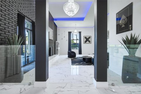 Купить виллу или дом в Дейви, Флорида 5 спален, 636.38м2, № 2057742 - фото 13