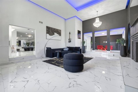 Купить виллу или дом в Дейви, Флорида 5 спален, 636.38м2, № 2057742 - фото 11