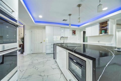 Купить виллу или дом в Дейви, Флорида 5 спален, 636.38м2, № 2057742 - фото 24