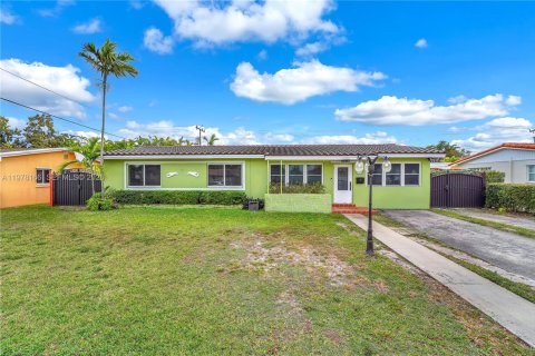 Дом в Майами, Флорида 4 спальни, 219.16м2 № 2043412