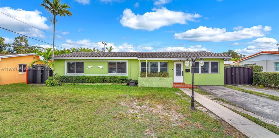 Дом в Майами, Флорида 4 спальни, 219.16м2 № 2043412