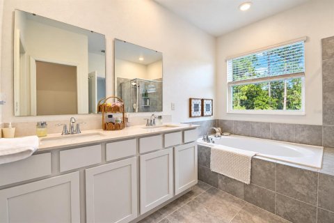 House in Edgewater, Florida 5 bedrooms, 242.2 sq.m. № 2425951 - photo 18