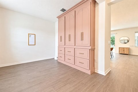 House in Edgewater, Florida 5 bedrooms, 242.2 sq.m. № 2425951 - photo 12