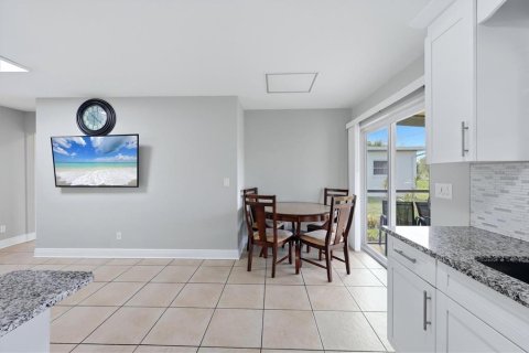 Commercial property in North Port, Florida 4 bedrooms, 147.25 sq.m. № 2096802 - photo 23