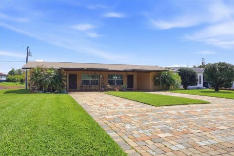 Commercial property in North Port, Florida 4 bedrooms, 147.25 sq.m. № 2096802 - photo 5