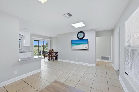 Commercial property in North Port, Florida 4 bedrooms, 147.25 sq.m. № 2096802 - photo 11