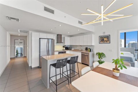 Condominio en alquiler en Miami, Florida, 2 dormitorios, 96.62 m2 № 1896231 - foto 3