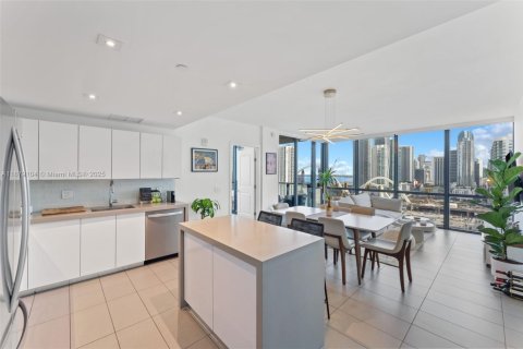 Condominio en alquiler en Miami, Florida, 2 dormitorios, 96.62 m2 № 1896231 - foto 1