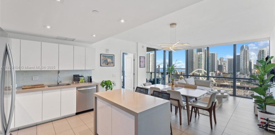 Condominio en Miami, Florida, 2 dormitorios  № 1896231