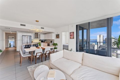 Condominio en alquiler en Miami, Florida, 2 dormitorios, 96.62 m2 № 1896231 - foto 2