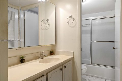 Condo in Miami Beach, Florida, 1 bedroom  № 2062143 - photo 12