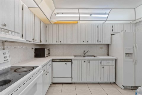 Condo in Miami Beach, Florida, 1 bedroom  № 2062143 - photo 10