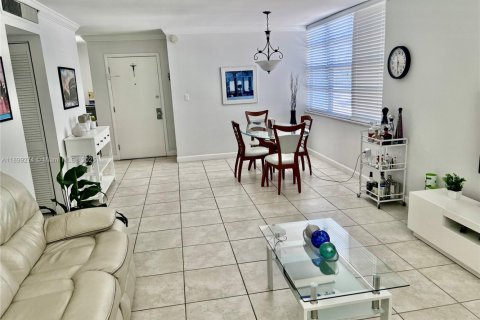 Condo in Miami Beach, Florida, 2 bedrooms  № 1951196 - photo 9