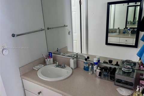 Condo in Miami Beach, Florida, 2 bedrooms  № 1951196 - photo 21