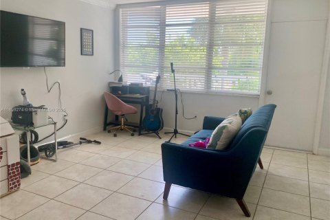 Condo in Miami Beach, Florida, 2 bedrooms  № 1951196 - photo 2