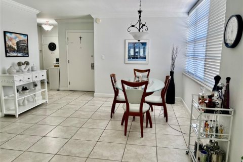 Condo in Miami Beach, Florida, 2 bedrooms  № 1951196 - photo 10