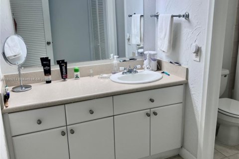 Condo in Miami Beach, Florida, 2 bedrooms  № 1951196 - photo 13